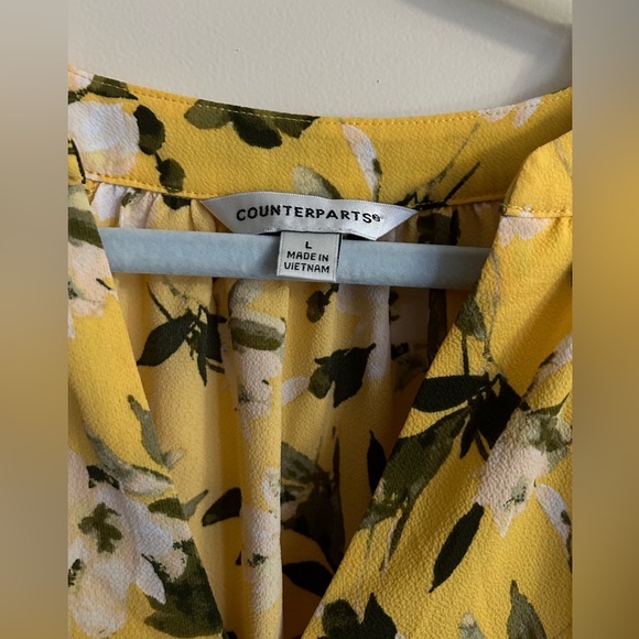 Women’s size large Counterparts Floral tie front Blouse. - Picture 2 of 3